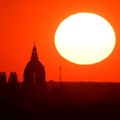 Niedersachsen, Hannover: Die Sonne geht hinter dem Gaskraftwerk Linden und dem Neuen Rathaus unter. 