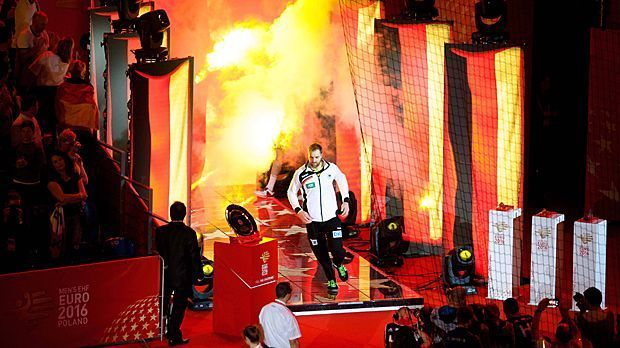 
                <strong>Bilder zum EM-Finale Deutschland gegen Spanien</strong><br>
                Einmarsch der Gladiatoren - hier stürmt Keeper Andreas Wolff in die Halle.
              