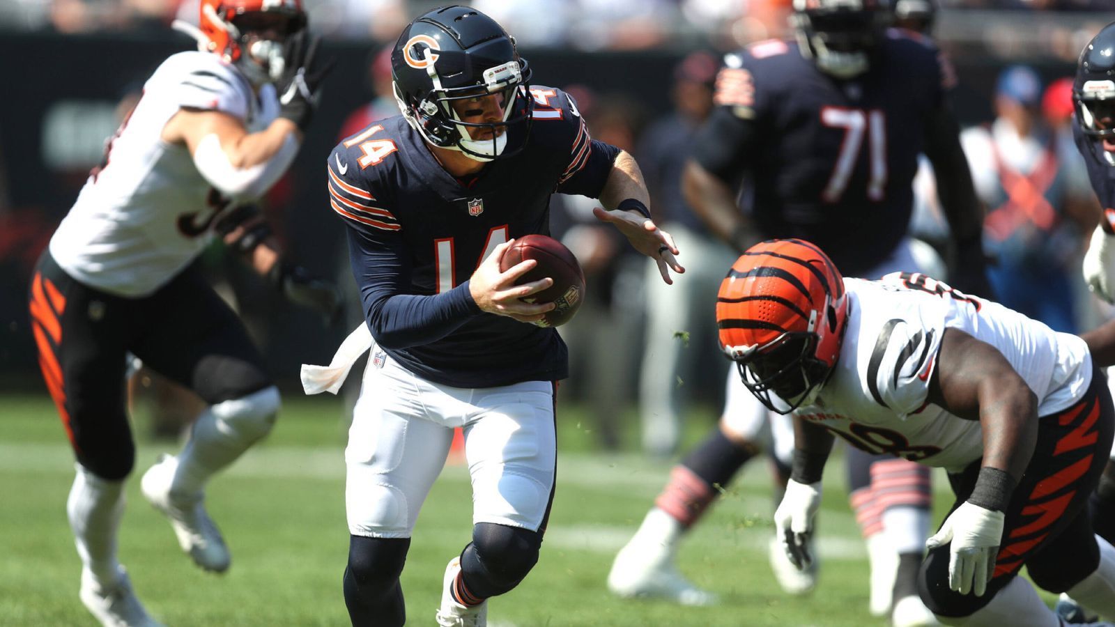
                <strong>Verlierer: Andy Dalton</strong><br>
                Ein Verlierer des Spieltags, der gar nicht so viel dafür konnte, war Andy Dalton. Bei einem Scramble verletzte sich der eigentliche Starter der Chicago Bears, gegen die Cincinnati Bengals (20:17) übernahm Rookie Justin Fields, den die Fans ohnehin schon längst gefordert hatten. Fields wirkte nervös, führte aber einen Game-Winning-Drive an. Wann Dalton zurückkehrt ist noch offen, in Woche drei bei den Cleveland Browns scheint sein Einsatz jedoch ausgeschlossen.
              