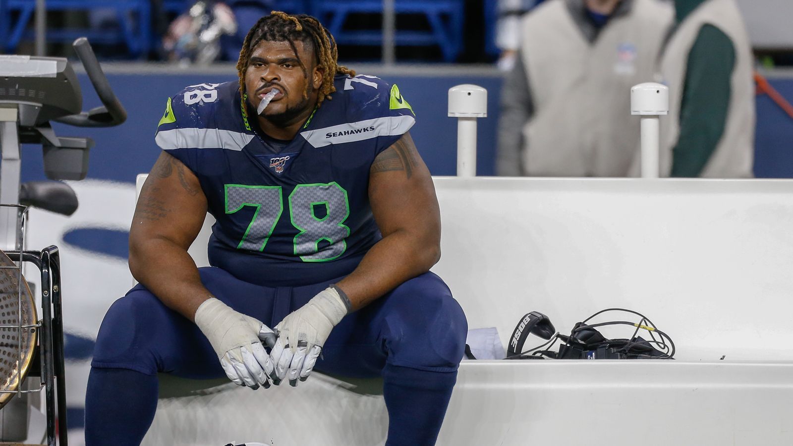 
                <strong>New England Patriots</strong><br>
                Starke Veränderung bei Offensive Tackle D.J. Fluker! Der ehemalige Seahawks-Spieler nahm durch viel Training und Disziplin fast 20 Kilogramm ab. Der Free Agent hat seit 2020 kein NFL-Spiel mehr bestritten. Fluker hatte in seiner gesamten Karriere immer Probleme mit dem Gewicht und auch nach dem Verlust der Pfunde steht er jetzt bei beachtlichen 150 Kilogramm. Der 32-Jährige spielt momentan bei den New England Patriots vor, die auf dieser Position Bedarf haben. Zuvor empfahl sich Fluker auch bei den Philadelphia Eagles in einem Tryout.
              