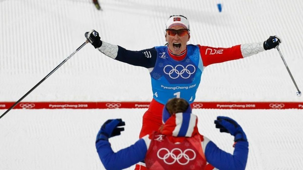 Kann olympische Geschichte schreiben: Marit Björgen (h.)