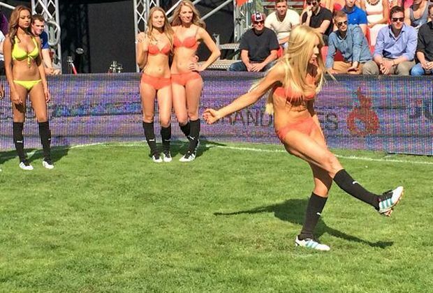 
                <strong>Kick it like Beckham</strong><br>
                Mit knapper Unterwäsche, Stutzen und Fußballschuhen bekleidet, kicken die Mädels um den Pott. 
              