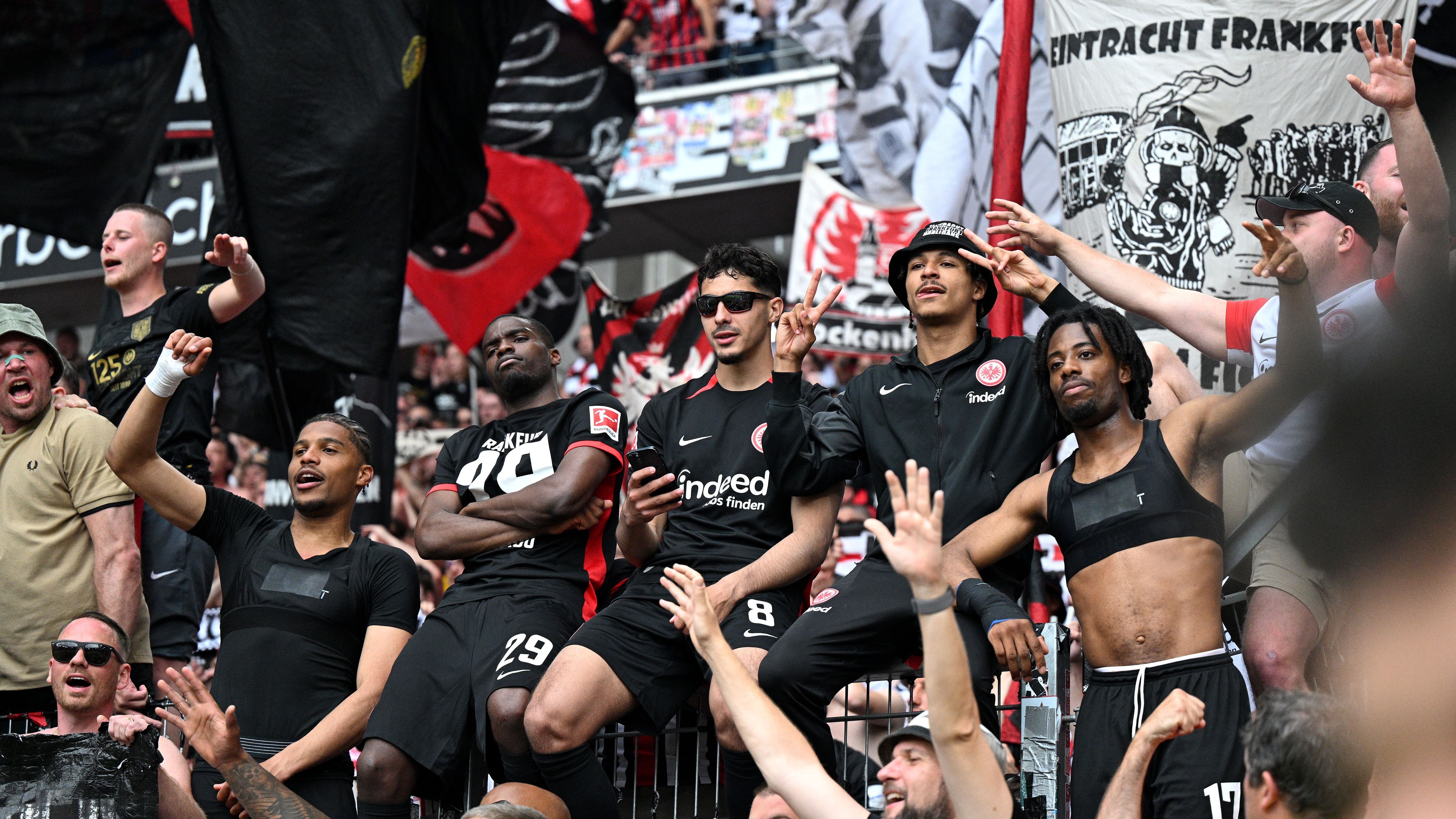 <strong>Platz 2: Eintracht Frankfurt</strong><br>• Durchschnittliche Anzahl an Auswärtsfans: 5.115<br>• Höchste Anzahl an Auswärtsfahrern: 15.000 (in Sinsheim)<br>• Niedrigste Anzahl an Auswärtsfahrern: 1.900 (in Kiel)