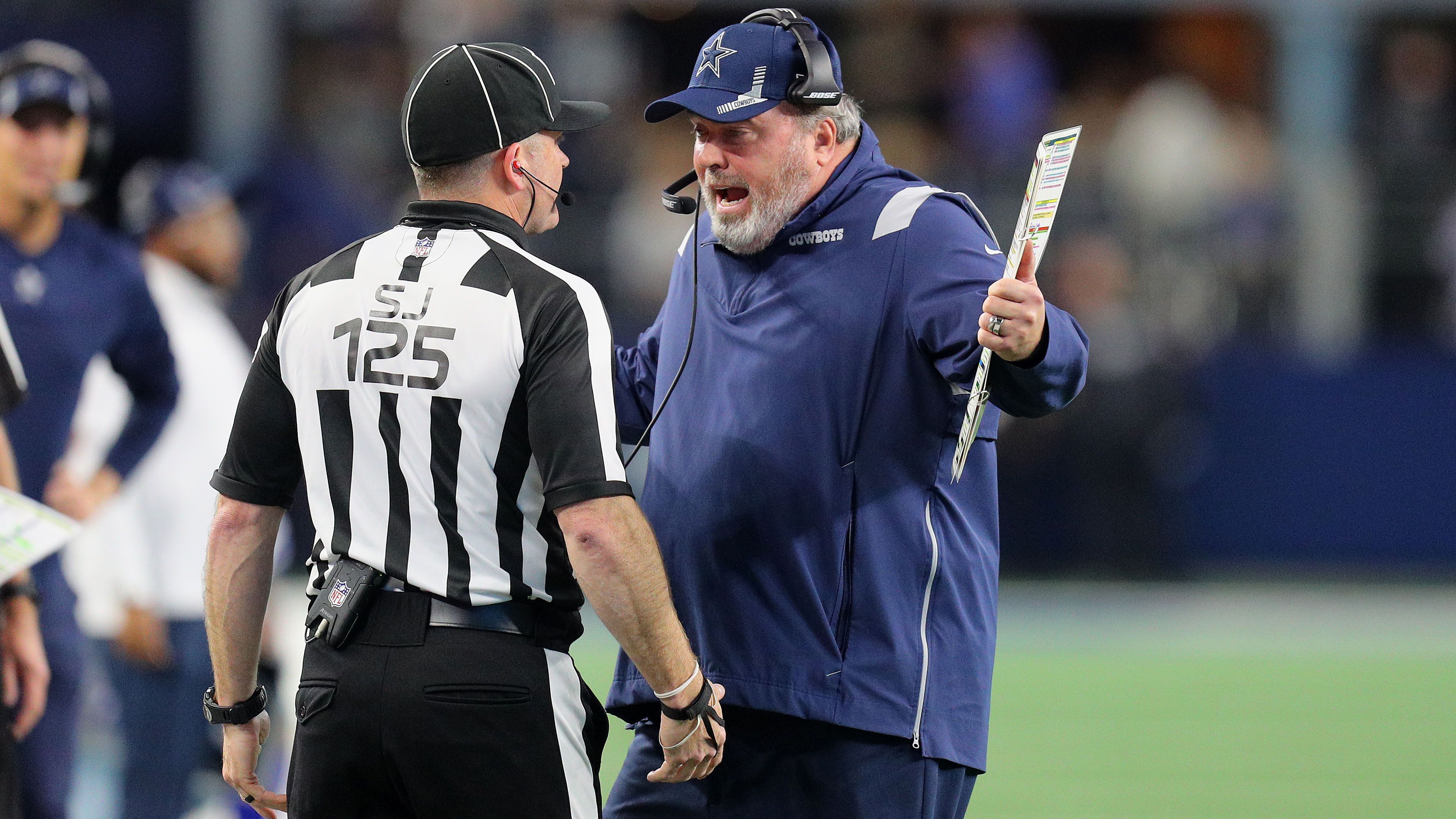 
                <strong>NFC East: Dallas Cowboys (7-4) - Die Schwächen</strong><br>
                Head Coach Mike McCarthy (re.) gewann mit den Green Bay Packers 2010 zwar den Super Bowl, allerdings schreiben viele Experten diesen Titel mehr Aaron Rodgers als McCarthy zu. Dem 58-Jährigen unterlaufen in regelmäßigen Abständen kleine Ausrutscher, die sein Team dann teuer bezahlen muss. Offensive Coordinator Kellen Moore bestimmt die Spielzüge für die Offense und ist mit seinen 33 Jahren noch vergleichsweise jung. Ab und zu schießt der ehemalige NFL-Quarterback mit seinen kreativen Play-Designs über das Ziel hinaus, in den Playoffs darf ihm das nicht allzu häufig passieren. - Prognose: Die NFC East scheint derzeit fest in den Händen der Cowboys. Doch Washington lauert mit zwei Siegen Rückstand und hat noch zwei direkte Aufeinandertreffen mit Dallas. Bekommen die Cowboys nicht die Kurve, könnte es eine weitere Postseason auf der Couch werden.  
              