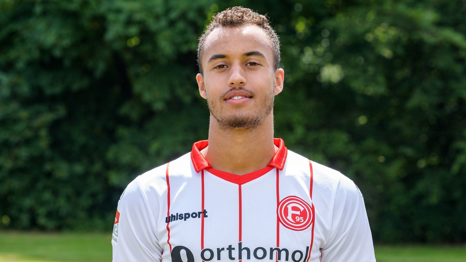 
                <strong>Jerome Kiesewetter (FC Inter Miami)</strong><br>
                Der gebürtige Berliner spielte in den Jugendteams von Hertha BSC, bevor es über den Umweg VfB Stuttgart II (für die Schwaben spielte er in der Saison 2014/15 zwei Mal in der Bundesliga) 2016 nach Düsseldorf ging. Für die Fortunen lief Kiesewetter in zwei Spielzeiten insgesamt 21 Mal in der 2. Bundesliga und zwei Mal im DFB-Pokal auf. Im April 2019 wechselte der vereinslose 27-jährige Mittelstürmer zum El Paso Locomotive FC in die zweitklassige amerikanische USLC. Mitte November wurde Kiesewetter ablösefrei zum neuen MLS-Klub Inter Miami CF transferiert.
              