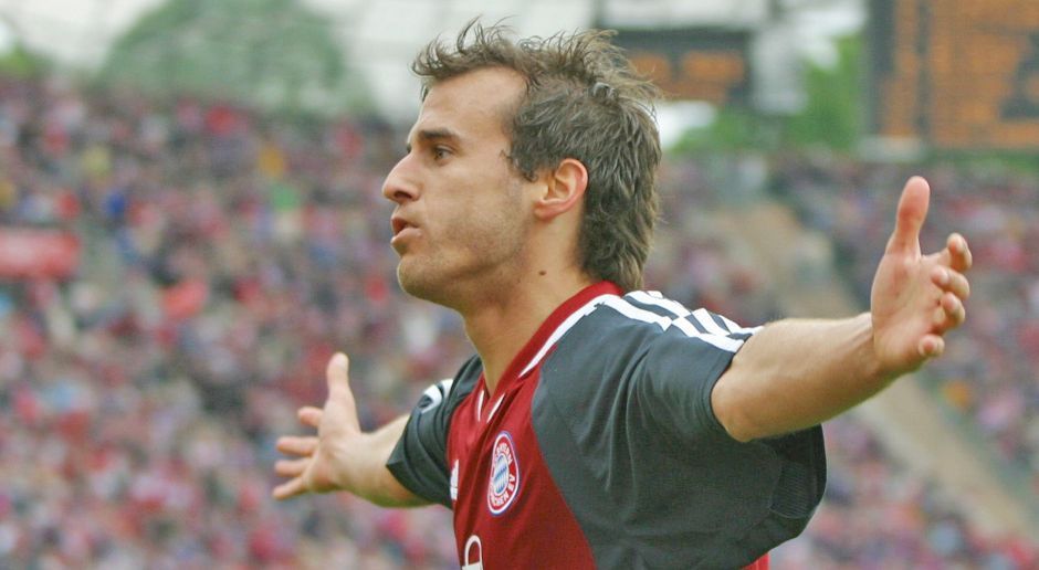 
                <strong>Rechtes Mittelfeld: Mehmet Scholl</strong><br>
                Vor Ribery trug Mehmet Scholl die Nummer 7. Auf die Frage nach dem Warum antwortete der gebürtige Karlsruher einst, weil er "in diesem Alter mit dem Rauchen aufgehört" habe. Ein Alleskönner am Ball, ein Fußballer, der sich selbst nie zu ernst nahm (und das heute auch nicht tut), für Ottmar Hitzfeld und sicher alle Bayern-Fans schlichtweg eine "Legende". Zwischen 1992 und 2007 mit mehr als 400 Spiele für den deutschen Rekordmeister. Fast wäre auch Teil zwei der Flügelzange "Robbery" in unsere Top-Elf gekommen, aber Arjen Robben musste "Scholli" am Ende einfach den Vortritt lassen.
              