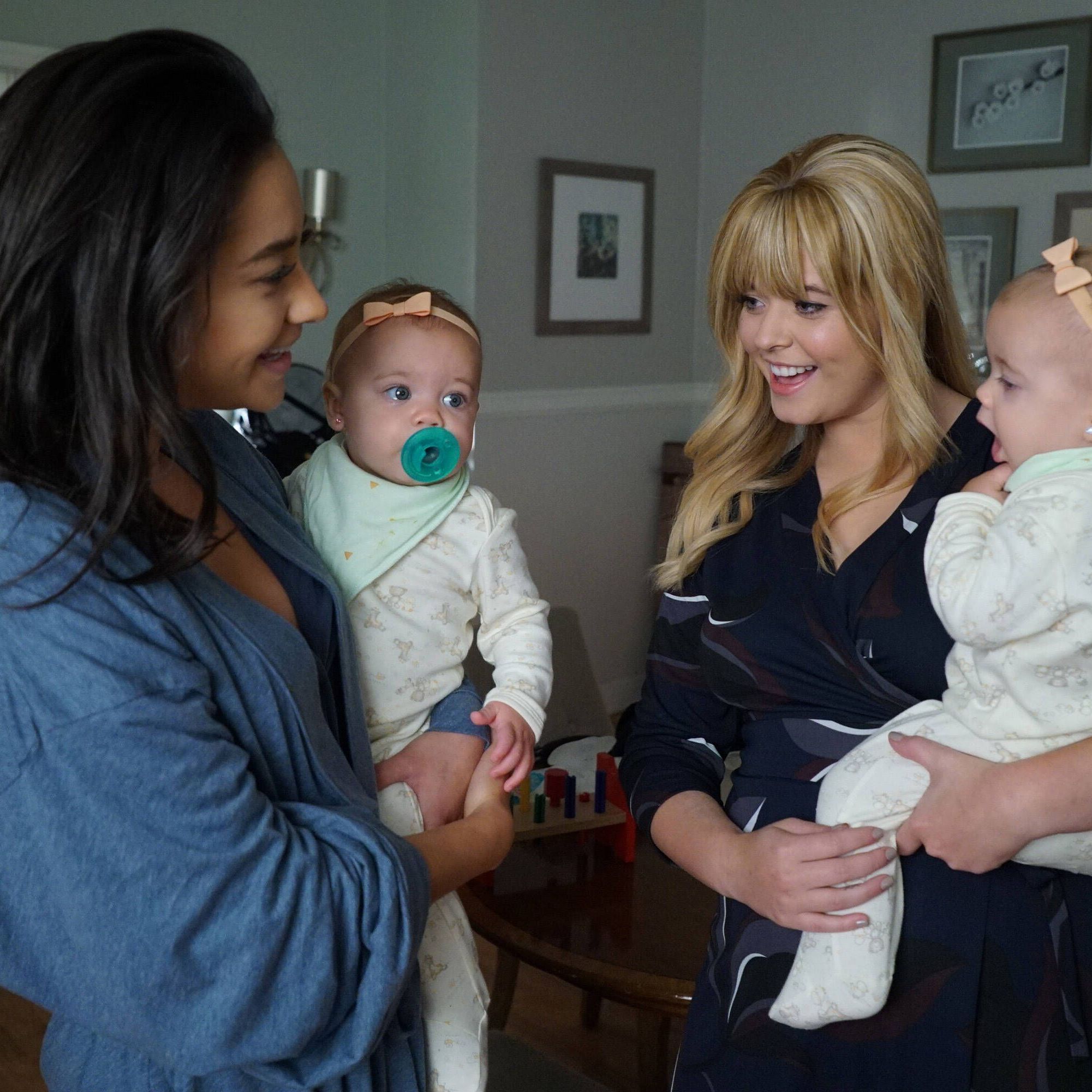 Shay mitchell und Sasha Pieterse in Pretty Little Liars 