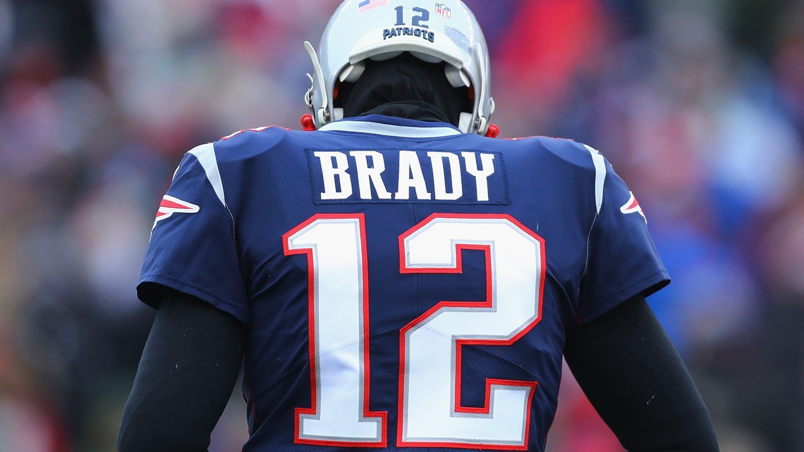 
                <strong>Platz 1: Tom Brady (New England Patriots)</strong><br>
                Der G.O.A.T. ist und bleibt die Nummer eins. Trotz einer für seine Verhältnisse eher durchschnittlichen Saison ist Tom Bradys Trikot der Kassenschlager unter den NFL-Merchandise-Artikeln. Und das, obwohl er schon seine 19. Saison spielt.
              