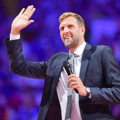 Dirk Nowitzki kommt zu seiner Trikotzeremonie bei der Basketball-EM 2022. 