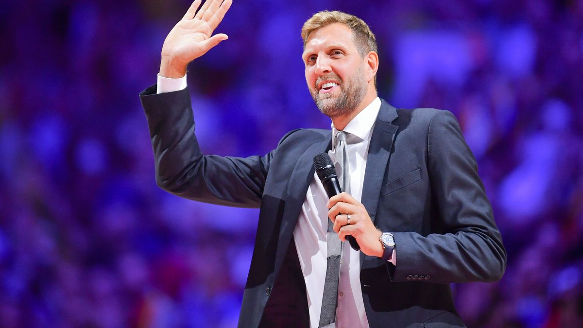 Dirk Nowitzki kommt zu seiner Trikotzeremonie bei der Basketball-EM 2022. 