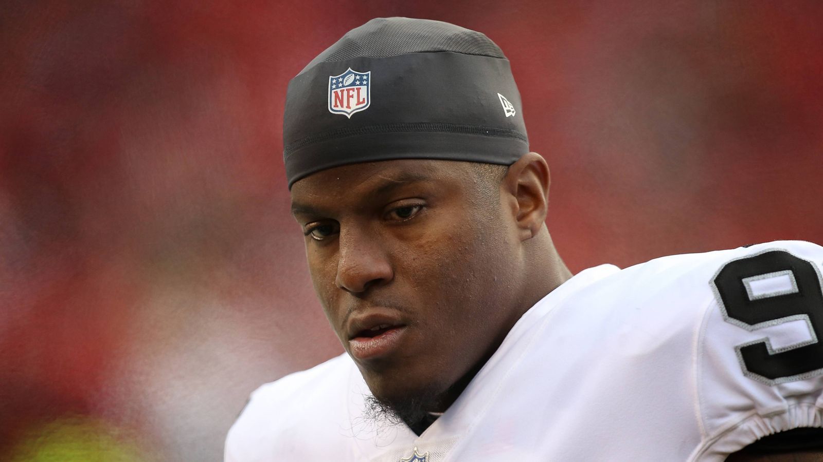 
                <strong>DE Kony Ealy (Houston Roughnecks)</strong><br>
                Defensive End Kony Ealy ist einer der bekannteren Spieler in der XFL. Er spielte fünf Jahre in der NFL und konnte vor allem in seiner Anfangszeit bei den Carolina Panthers überzeugen. Nach einem guten Jahr als Rookie mauserte sich Ealy in seinem zweiten Jahr zum Starter und war eine wichtige Stütze der Panthers. In seinen drei Jahren in Carolina erzielte der Pass Rusher 15 Sacks. Nach einem Zwischenstopp bei den New York Jets stand Ealy zuletzt bei den Raiders unter Vertrag, allerdings war er dort nur in drei Spielen aktiv.
              