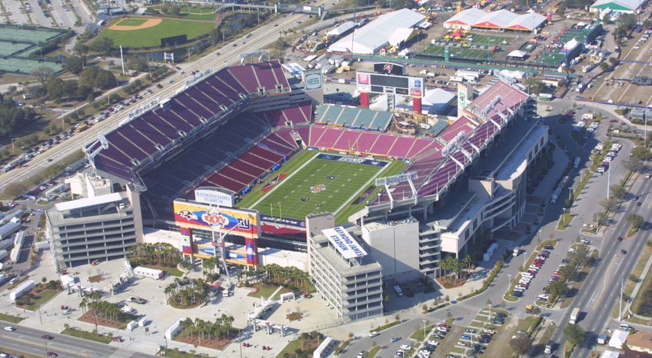 
                <strong>Super Bowl LV & LVI</strong><br>
                Wegen starker Regenfälle in der Region verzögern sich die Bauarbeiten am neuen Stadion der Los Angeles Chargers und Rams, weshalb die Fertigstellung statt 2019 erst 2020 erfolgen soll. Weil die NFL-Regularien besagen, dass ein Stadion mindestens eine volle Saison hinter sich haben muss, bevor es einen Super Bowl austragen darf, muss das Saisonfinale in Los Angeles verschoben werden. So findet der Super Bowl LV 2020 nun in Tampa Bay statt, während Los Angeles den Super Bowl LVI 2021 austrägt.
              