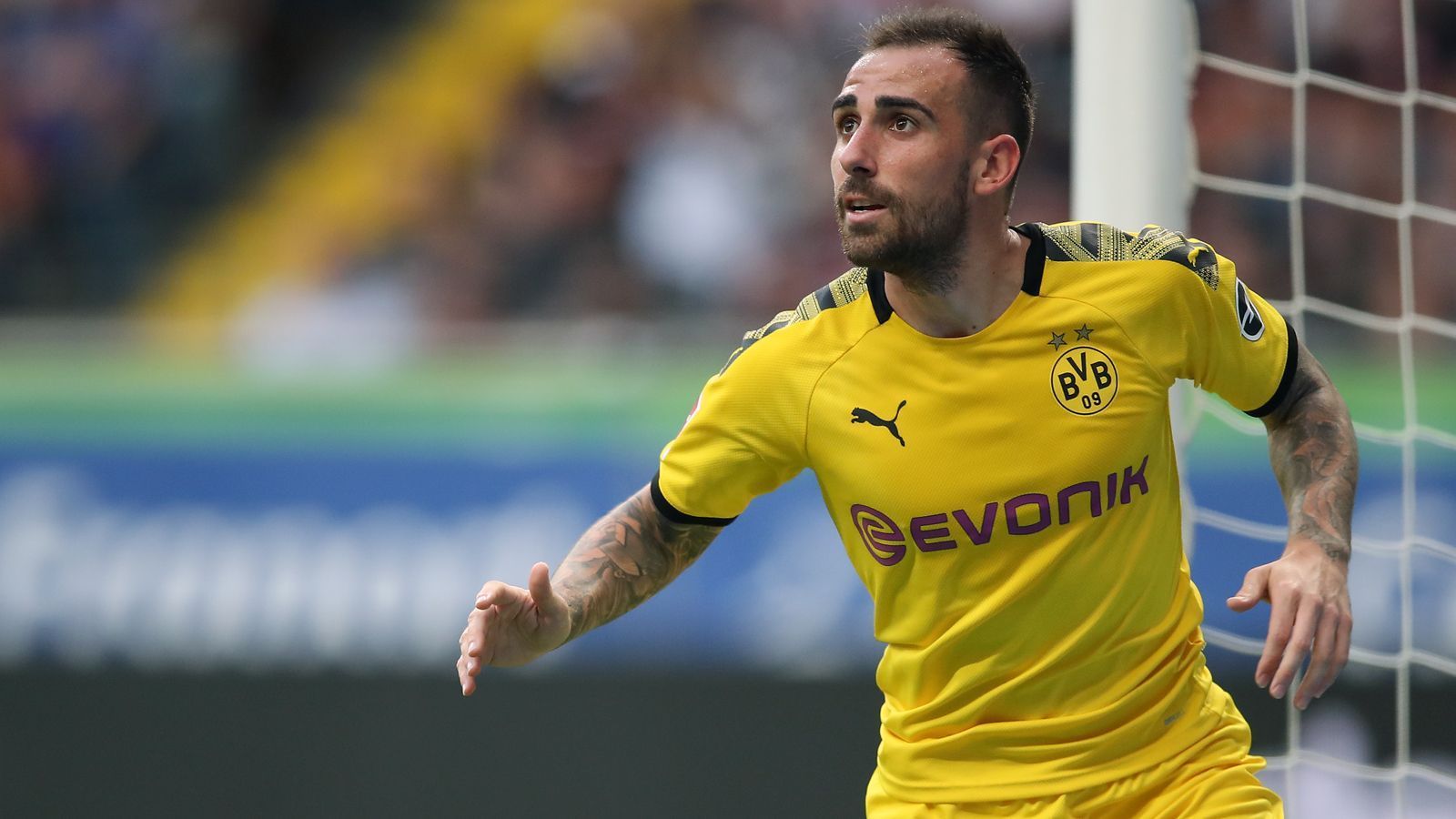 
                <strong>These 2: Viele Neuzugänge sind noch keine Verstärkung</strong><br>
                ... vor allem Paco Alcacer in der Saison 2018/19 - damals noch als Leihspieler des FC Barcelona - sofort zu überzeugen wusste. Mit 18 Treffern war der Spanier in der zurückliegenden Spielzeit ligaweit der torgefährlichste Neuzugang. Von den diesjährigen Transfers überzeugte bisher eigentlich nur Mats Hummels, der teuerste Spieler der BVB-Vereinsgeschichte. Thorgan Hazard ist zumindest auf einem recht ordentlichen Weg, der Belgier steuerte immerhin schon vier Torvorlagen bei. Mit den sofortigen Top-Leistungen der letztjährigen Glücksgriffe Alcacer und auch Axel Witsel - traf sofort bei seinem Debüt zum 1:0-Sieg des BVB im DFB-Pokal in Fürth - können Brandt, Hazard und Co. bislang aber nicht mithalten.
              