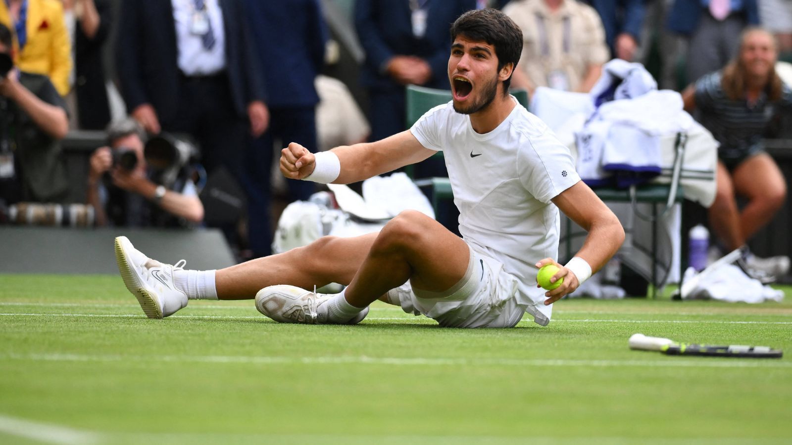 
                <strong>Carlos Alcaraz: Süßigkeiten-Sponsor, Kino-Traum und Promi-Sparringspartner</strong><br>
                Carlos Alcaraz besiegt im Alter von 20 Jahren den Tennis-Giganten Novak Djokovic im Wimbledon-Finale. ran zeigt alles Wissenswerte zum jungen Spanier, der nicht nur den Heiligen Rasen erobert hat.
              