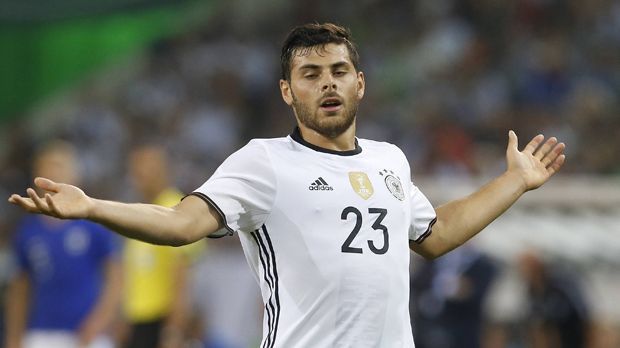 
                <strong>Verlierer: Kevin Volland</strong><br>
                Kevin Volland gehörte zu Beginn der WM-Qualifikation im Herbst 2016 zum Kader, kam auch zu ein paar Einsätzen. Seit seinem letzten Spiel im November 2016 herrscht jedoch Funkstille. Mit vier Toren in sieben Ligaspielen meldete sich Volland in dieser Saison zurück. Für eine Nominierung reichte es zuletzt trotzdem nicht.
              