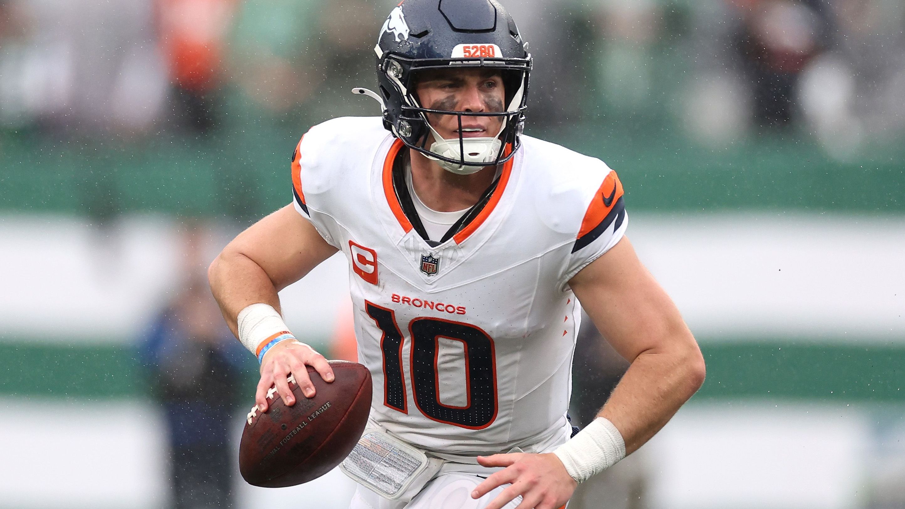 <strong>Platz 28: Bo Nix (Denver Broncos)</strong><br>Durchschnittsgehalt: 4.653.282<br>Kosten pro Yard Raumgewinn 2024: 3.687 US-Dollar (1.262 Yards)<br>Kosten pro Touchdown: <strong>581.660 US-Dollar</strong> (8TDs)