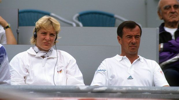 
                <strong>Spiel, Satz und Sieg: Die schönsten Erfolge von Steffi Graf und Co.</strong><br>
                Barbara Rittner (links) und der damalige Fed Cup-Teamchef Boris Breskvar auf der Tribüne beim Endspiel der deutschen Mannschaft im Jahr 1992 gegen Spanien in Frankfurt am Main.
              