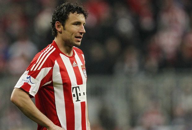 
                <strong>Mark van Bommel</strong><br>
                Viele Jahre war Mark van Bommel der "Aggressiv-Leader" im Mittelfeld des FC Bayern München. 2006 wechselte er für fünf Jahre nach Deutschland, gewann mit den Rot-Weißen zwei Mal das Double und wechselte dann zum AC Mailand.
              