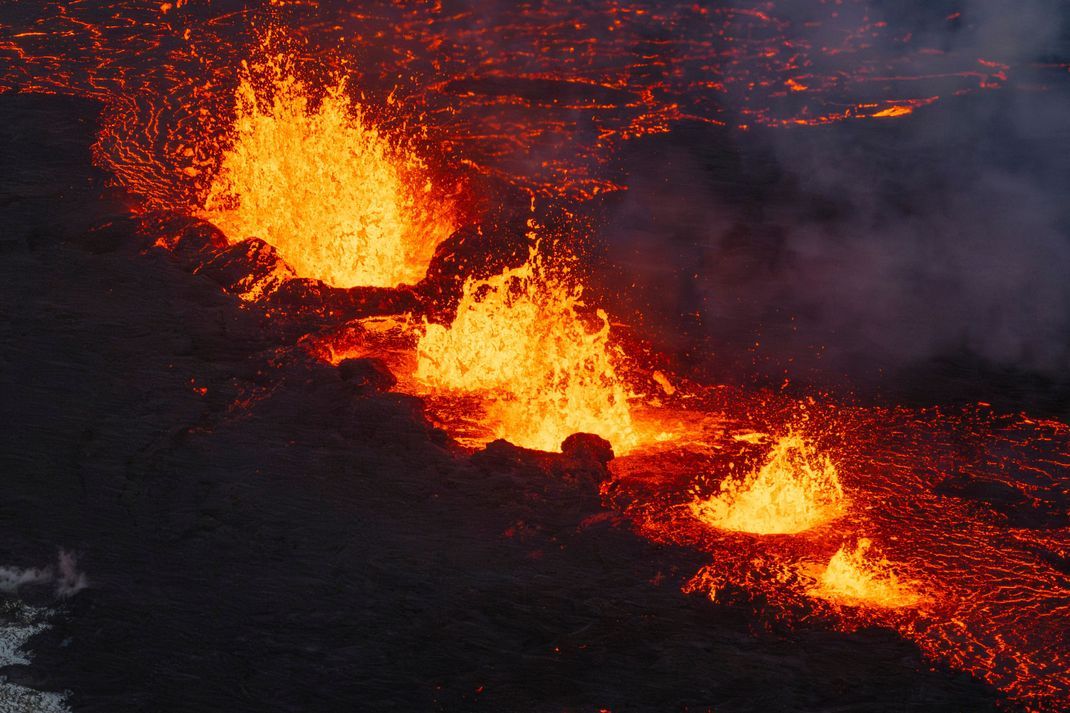 Lava brodelt in einer Spalte nach dem Vulkanausbruch auf der isländischen Halbinsel Reykjanes.