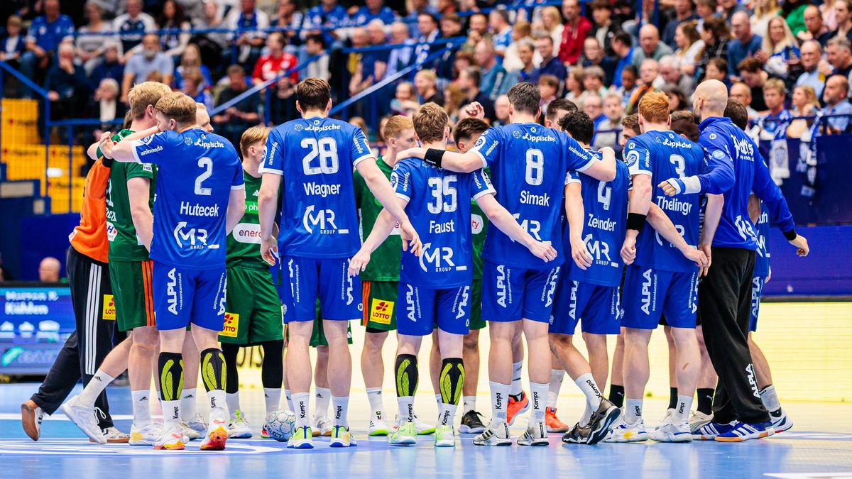 Begruessung der Mannschaften GER, TBV Lemgo Lippe vs. TSV Hannover-Burgdorf, Handball, 1. Bundesliga, 11. Spieltag, Spielzeit 2025 2026, 09.11.2025 Lemgo *** Welcome of the teams GER, TBV Lemgo Lip...