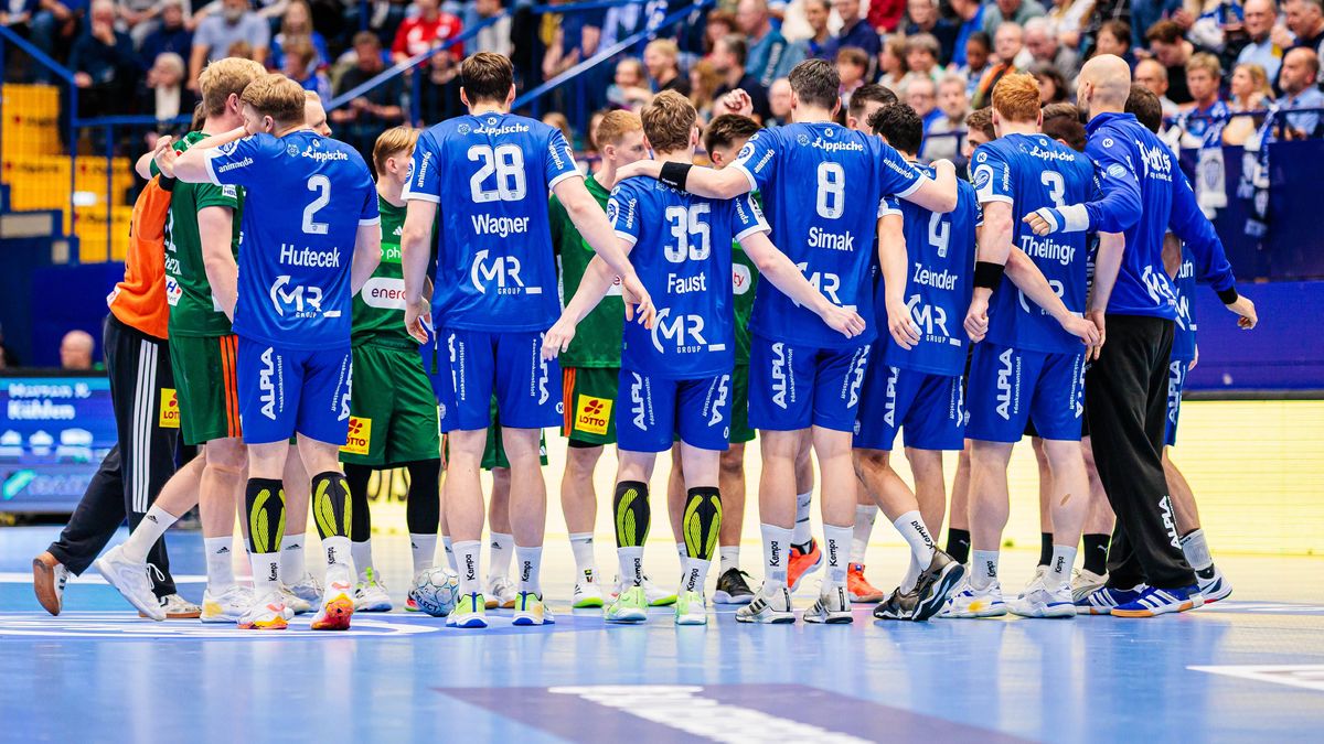 Begruessung der Mannschaften GER, TBV Lemgo Lippe vs. TSV Hannover-Burgdorf, Handball, 1. Bundesliga, 11. Spieltag, Spielzeit 2025 2026, 09.11.2025 Lemgo *** Welcome of the teams GER, TBV Lemgo Lip...