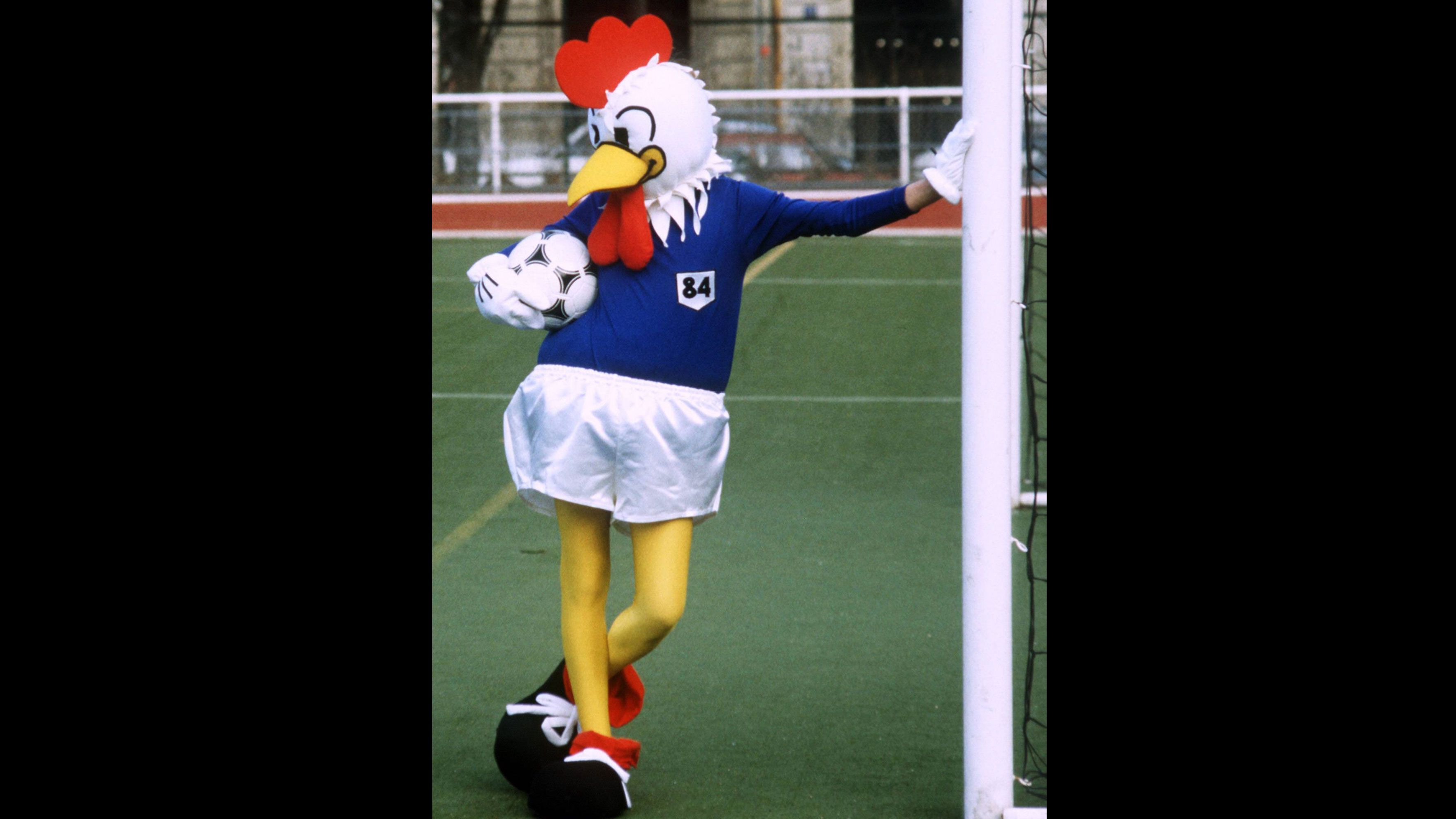 
                <strong>Frankreich 1984: Peno</strong><br>
                Vier Jahre später repräsentierte Peno das Turnier in Frankreich. Das Nationaltier des Landes im Fußballtrikot mit Fußballschuhen, Ball in der Hand und Namen auf dem Rücken - bei diesem Hahn stimmte eigentlich von oben bis unten alles. Maximal modisch gab es wohl in den 80ern noch Luft nach oben. 
              