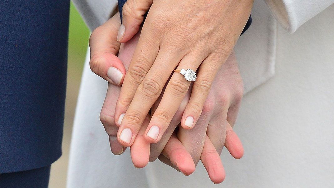 Am 27.11.2017 geben Prinz Harry und Meghan ihr  Verlobung bekannt: Der Ring hat einen großen Stein aus Botswana/Afrika und zwei kleinere Steine aus der Schmuckkollektion Prinzessin Diana.