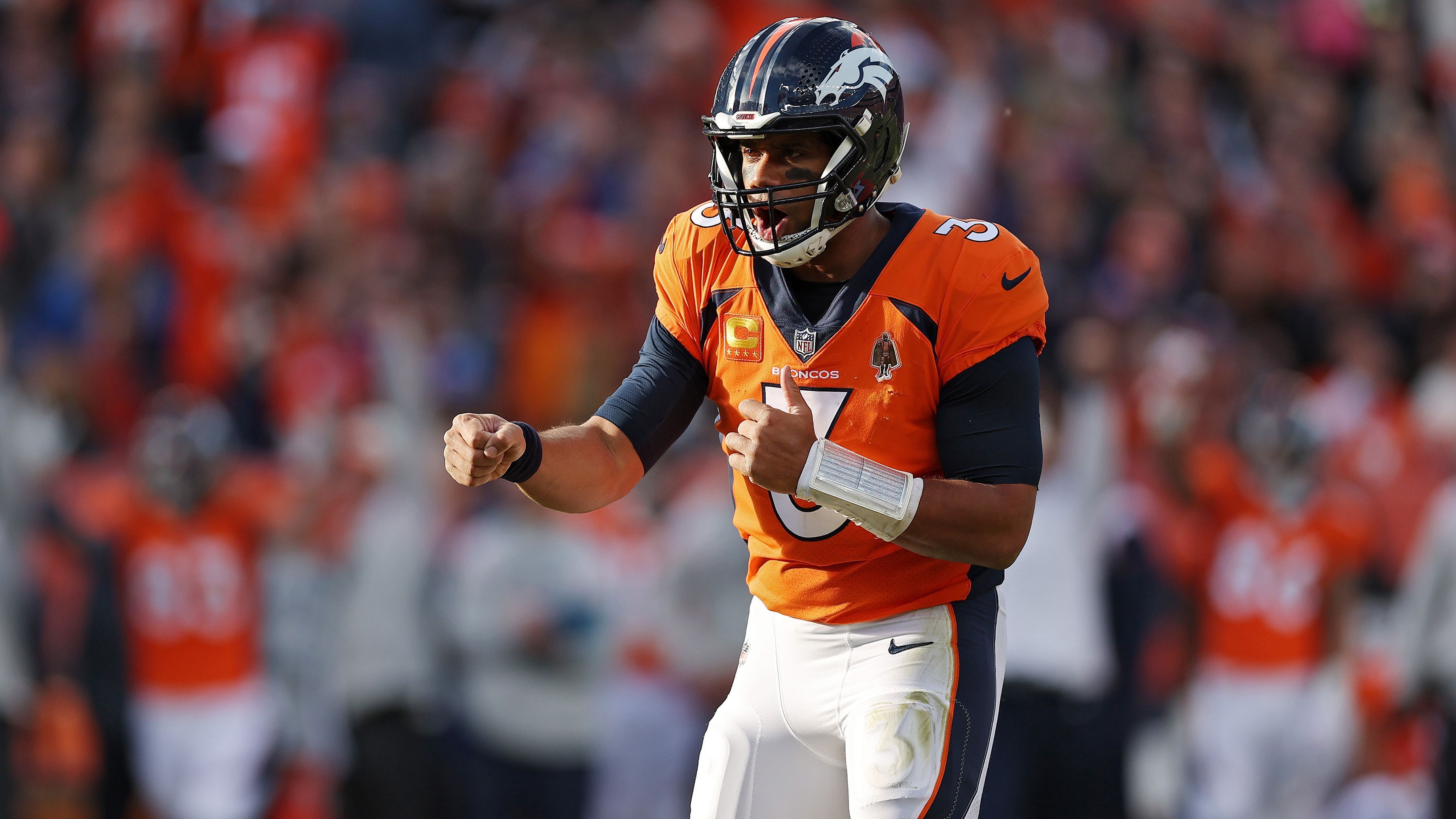 
                <strong>Russell Wilson (von Seattle Seahawks zu Denver Broncos) </strong><br>
                Neben Deshaun Watson wurde auch Russell Wilson in der Offseason 2022 auf eigenen Wunsch von seinem Team getradet. Nach zehn Jahren bei den Seattle Seahawks hatte der Quarterback genug. Die Denver Broncos waren von dem Spielmacher so überzeugt, dass sie Positionskollege Drew Lock, Defensive Tackle Shelby Harris und Tight Noah Fant nach Seattle schickten. Dazu kamen die Erst- und Zweitrundenpicks 2022 und 2023 sowie ein Fünftrundenpick 2023. Das erste Jahr mit dem ehemaligen Super-Bowl-Sieger verlief dennoch alles andere als rund. Mit einer Bilanz von fünf Siegen und zwölf Niederlagen verpassten die Broncos deutlich die Playoffs. Unter dem neuen Head Coach Sean Payton soll 2023 der Weg zum Contender geschafft werden.
              