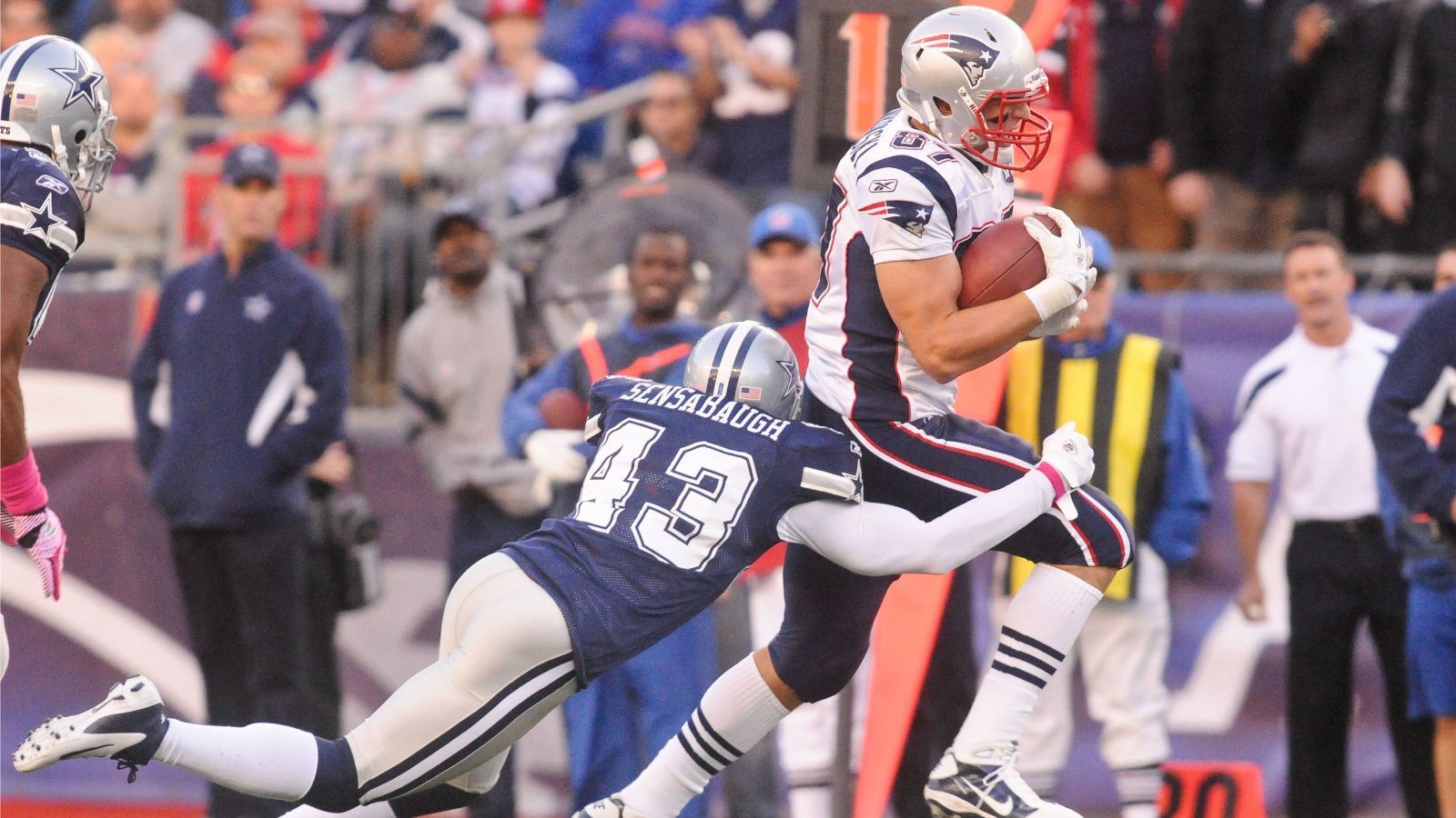 
                <strong>Meiste Touchdowns in einer Saison für einen Tight End</strong><br>
                In seiner zweiten Saison 2011 gelang Gronkowski bereits der erste NFL-Rekord: Satte 17 Touchdowns konnte sich der 1,98-Hüne damals auf die Fahne schreiben. Damit pulverisierte er den damaligen Rekord von 14 Touchdowns für einen Tight End in einer Saison. Vom Allzeit-Rekord von Randy Moss - den er ebenfalls für die Patriots aufstellte - war er jedoch noch sechs Touchdowns entfernt.
              