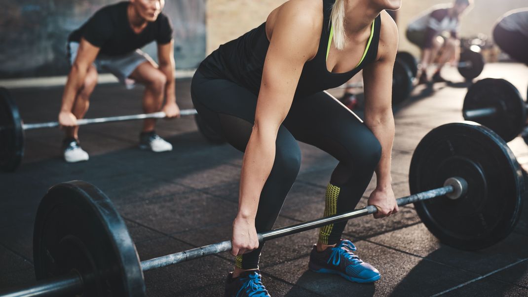 Wir klären, wie du dank des Fitness-Konzepts 3er Split einen Trainingsplan zusammenstellen kannst. 