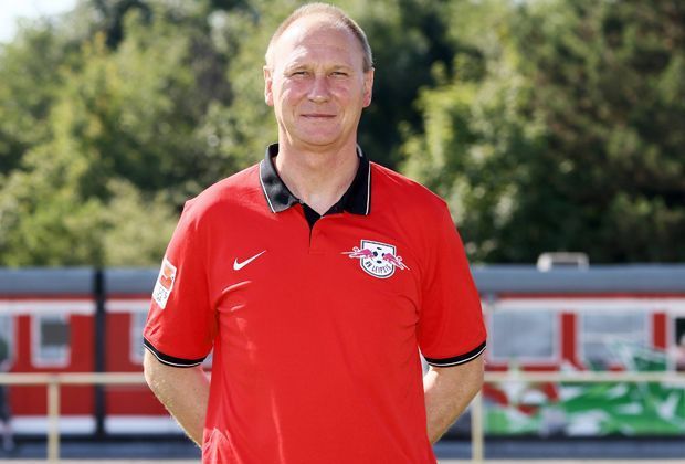 
                <strong>Perry Bräutigam</strong><br>
                Der ehemalige Torhüter ist seit 2009 Torwarttrainer bei RB Leipzig. Aktiv war Bräutigam etwa bei Nürnberg und Rostock. Im Dezember 1990 stand er im Aufgebot des ersten Länderspiels der gesamtdeutschen Nationalmannschaft gegen die Schweiz.
              