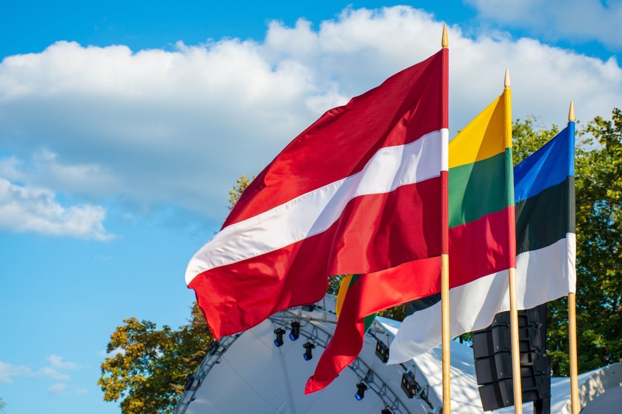 Die drei baltischen Nationen Estland, Lettland und Litauen orientierten sich am Westen und sind nun demokratische marktwirtschaftliche Staaten. Sie gehören sowohl der EU als auch der NATO an.