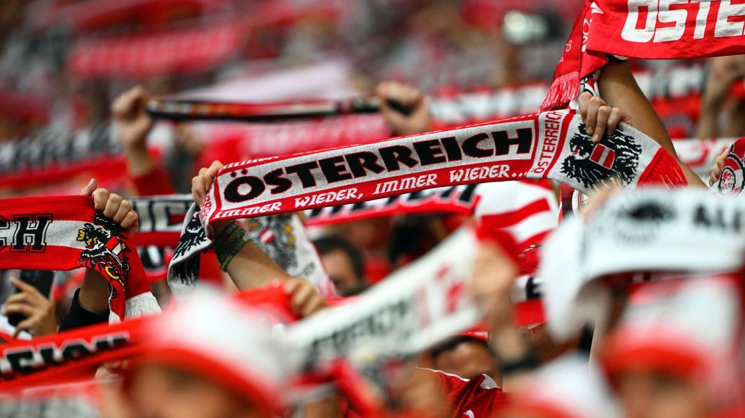 Fans von Österreich feuern vor Spielbeginn ihre Mannschaft an und singen dabei rassistische Parolen.