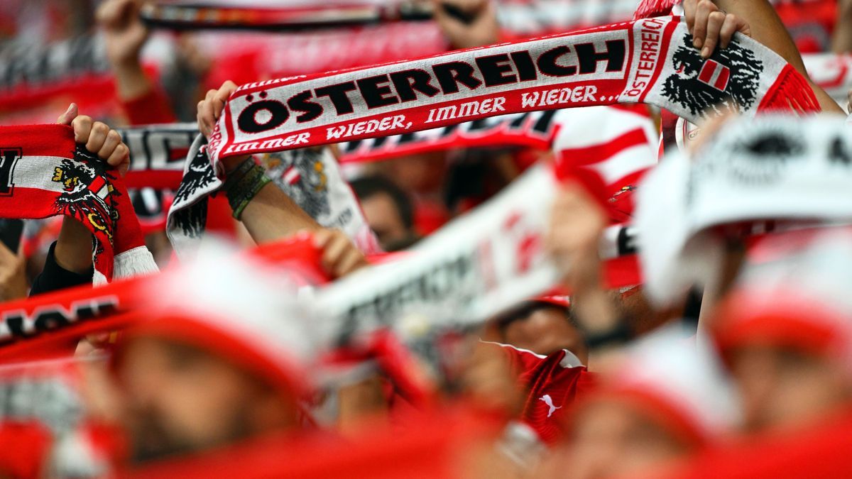 Fans von Österreich feuern vor Spielbeginn ihre Mannschaft an und singen dabei rassistische Parolen.