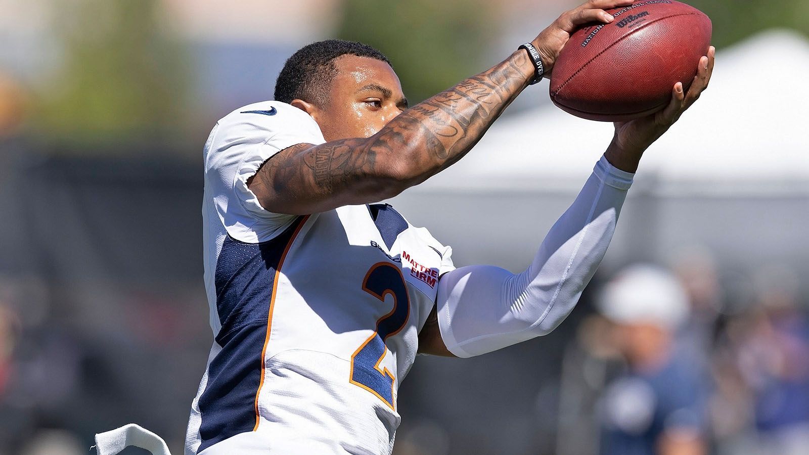 
                <strong>Denver Broncos mit 15 Siegen und 8 Niederlagen</strong><br>
                2022: 2-12021: 3-02019: 2-32018: 2-22017: 4-02016: 2-2
              