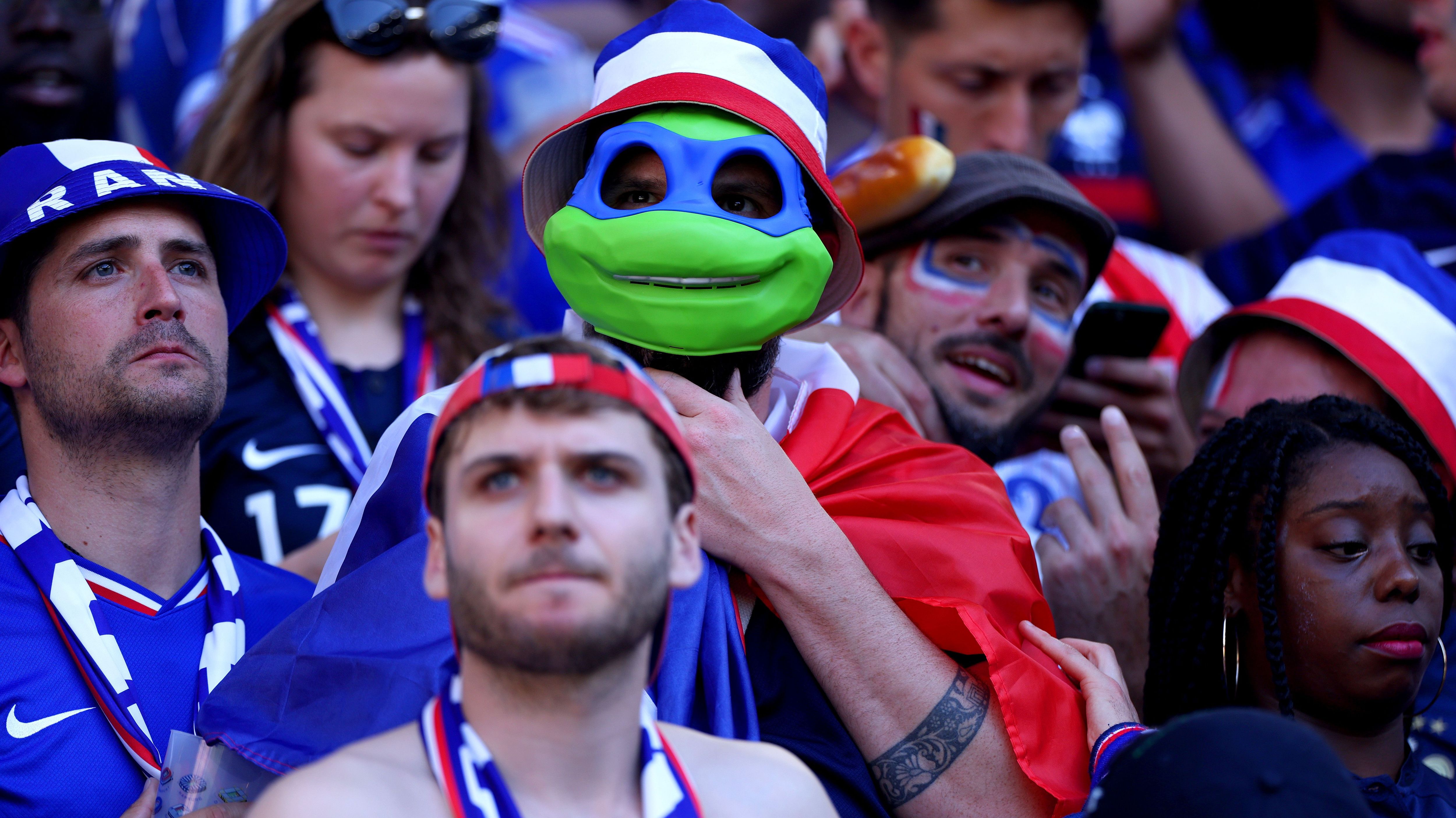 <strong>Ninja-Turtle auf der Tribüne</strong><br>Im Stadion-Publikum war auch ein Mbappe-Fan mit der Nija-Turtles-Maske, die sich die Fans so sehr für Kylian Mbappe gewünscht hatten.