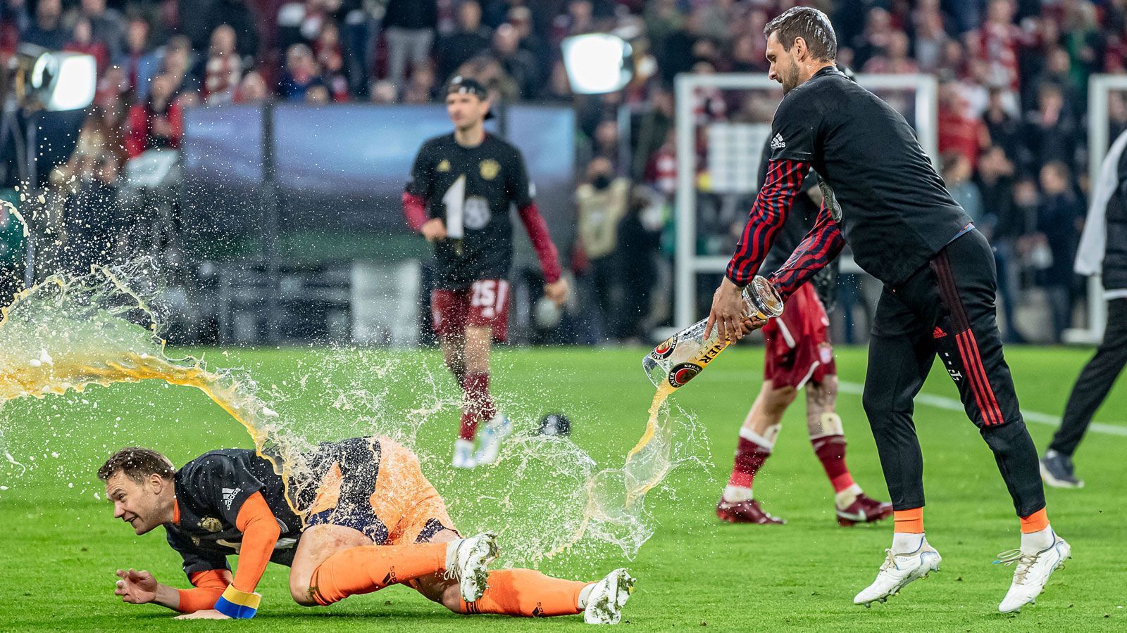 
                <strong>Neuer katzengleich unterwegs</strong><br>
                In den 90 Minuten zuvor muss Manuel Neuer nur einmal bei einem Elfmeter hinter sich greifen. Doch nun wird er von seinem Backup Sven Ulreich in die Knie gezwungen. Es wirkt, als würde er sich wie eine Katze über den Rasen davonschleichen wollen.
              