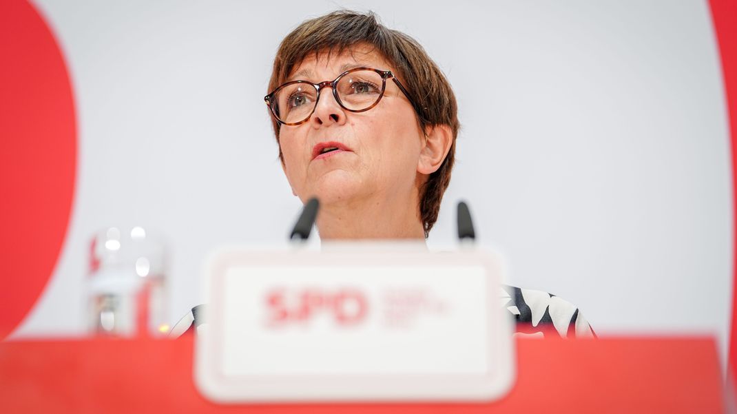 In der Debatte um ein AfD-Verbotsverfahren will SPD-Chefin Esken die Innenminister stärker in die Pflicht nehmen.