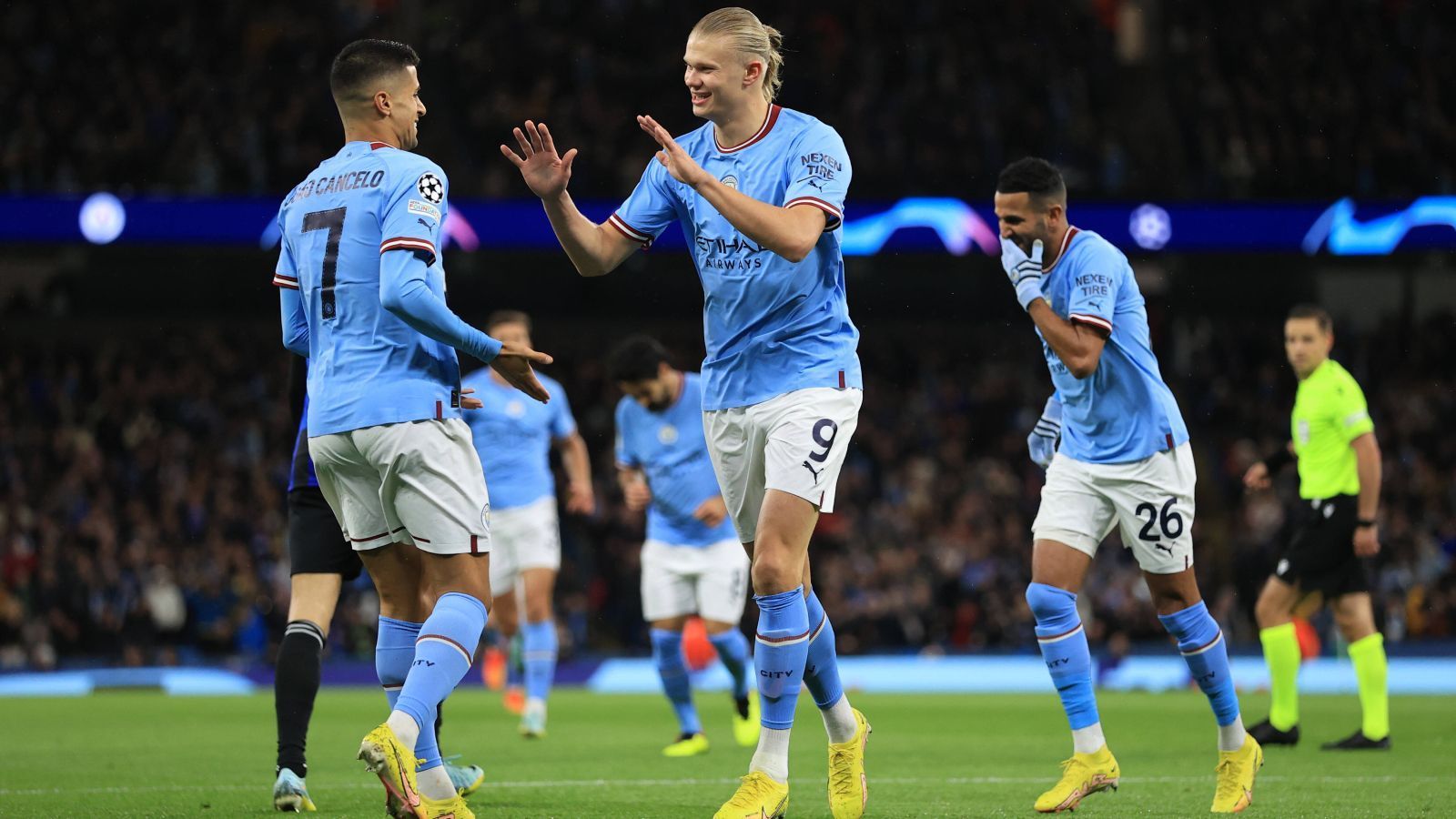 
                <strong>Platz 1: Manchester City</strong><br>
                Doch, nämlich Manchester City. Auch wenn die "Skyblues" genau so wie Bayern beim Spiel gegen Dortmund eine Halbzeit hatten, in denen sie etwas wackelten, gewann ihnen am Ende ihre individuelle Qualität das Spiel. Bei City hat diese individuelle Qualität einen Namen: Erling Haaland. Der Norweger schafft es immer richtig zu stehen und seine Chancen eiskalt zu nutzen. Das bekam bisher jedes Team zu spüren. 4:0 in Sevilla, 2:1 gegen Dortmund, 5:0 gegen Kopenhagen, in jedem Spiel traf Haaland. Gegen Kopenhagen nahm Guardiola ihn sogar zur Pause runter, manche vermuten höhnisch, aus Mitleid vor dem Gegner. Stand jetzt ist ManCity das Team, das es auf dem Weg zum CL-Titel zu schlagen gilt.
              