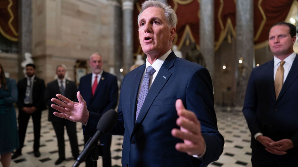 Der Sprecher des Repräsentantenhauses, Kevin McCarthy zusammen mit dem Abgeordneten August Pfluger und anderen GOP-Mitgliedern.