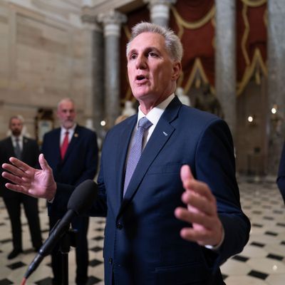 Der Sprecher des Repräsentantenhauses, Kevin McCarthy zusammen mit dem Abgeordneten August Pfluger und anderen GOP-Mitgliedern.