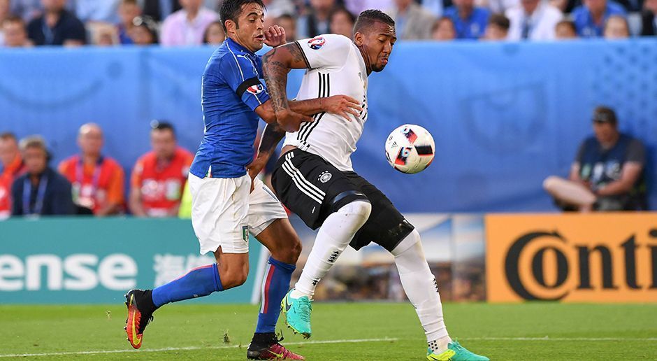 
                <strong>Jerome Boateng</strong><br>
                Jerome Boateng: Eine unnatürliche Handbewegung sollte eigentlich kein Schatten auf eine sonst größtenteils dominante Vorstellung legen, aber Boateng suchte sich den denkbar schlechtesten Moment aus, um für ein paar Sekunden nicht nachzudenken. Zum Glück sollte sein Aussetzer nicht fatal sein. ran-Note: 4
              