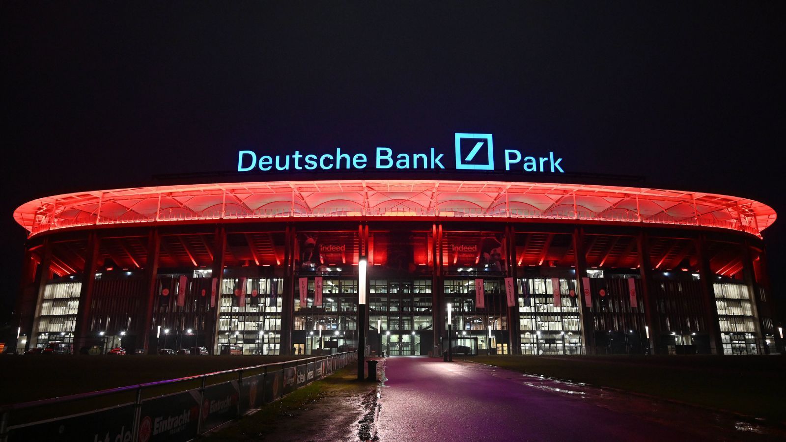 
                <strong>Platz 6: Deutsche Bank Park (Eintracht Frankfurt)</strong><br>
                Das WM-Stadion im Frankfurter Stadtwald ist nur knapp an den Top fünf vorbeigeschrammt, wobei hier fast alle Arenen auf Augenhöhe sind. Der Deutsche Bank Park ist vor allem bei Nacht eine Augenweide. Zentraler könnte das Stadion auch kaum liegen, sowohl die Autobahnen A3 als auch A5 sind in unmittelbarer Nähe, sogar der Flughafen ist nicht weit entfernt. Das Stadion verfügt an jeder Seite über gut erreichbare Parkplätze, bei denen das Abfließen auf die Bundesstraße 44 in der Regel gut funktioniert, sowie ÖPNV-Haltestellen. Das "Im Herzen von Europa" gelegene Frankfurt lädt zu einem spannenden Fußball-Nachmittag gerade zu ein.
              