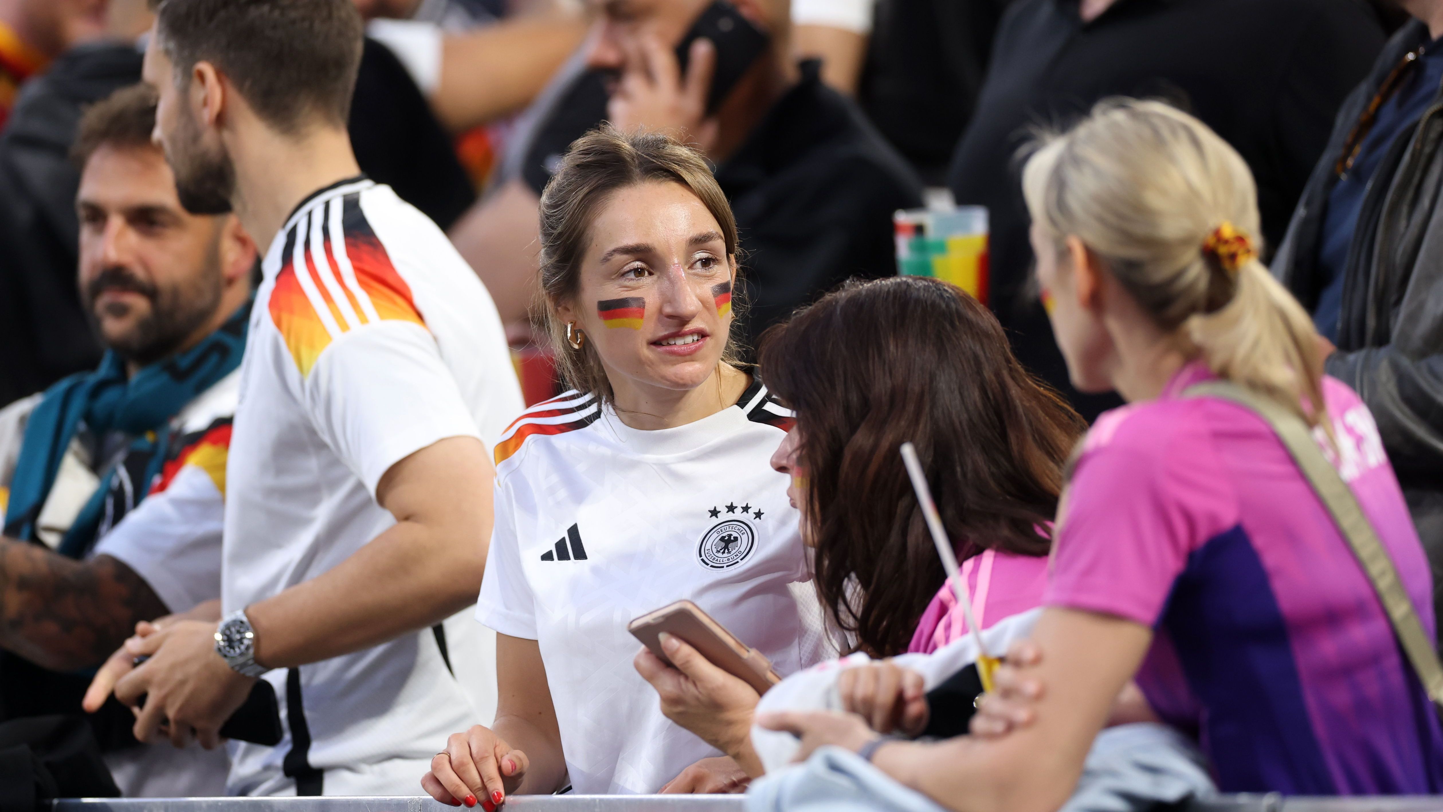 <strong>Nagelsmann-Partnerin im Stadion mit dabei</strong><br>Lena Wurzenberger, Partnerin von Bundestrainer Julian Nagelsmann, war gegen Schottland natürlich auch auf der Tribüne, um den deutschen EM-Auftakt live mitzuverfolgen.&nbsp;