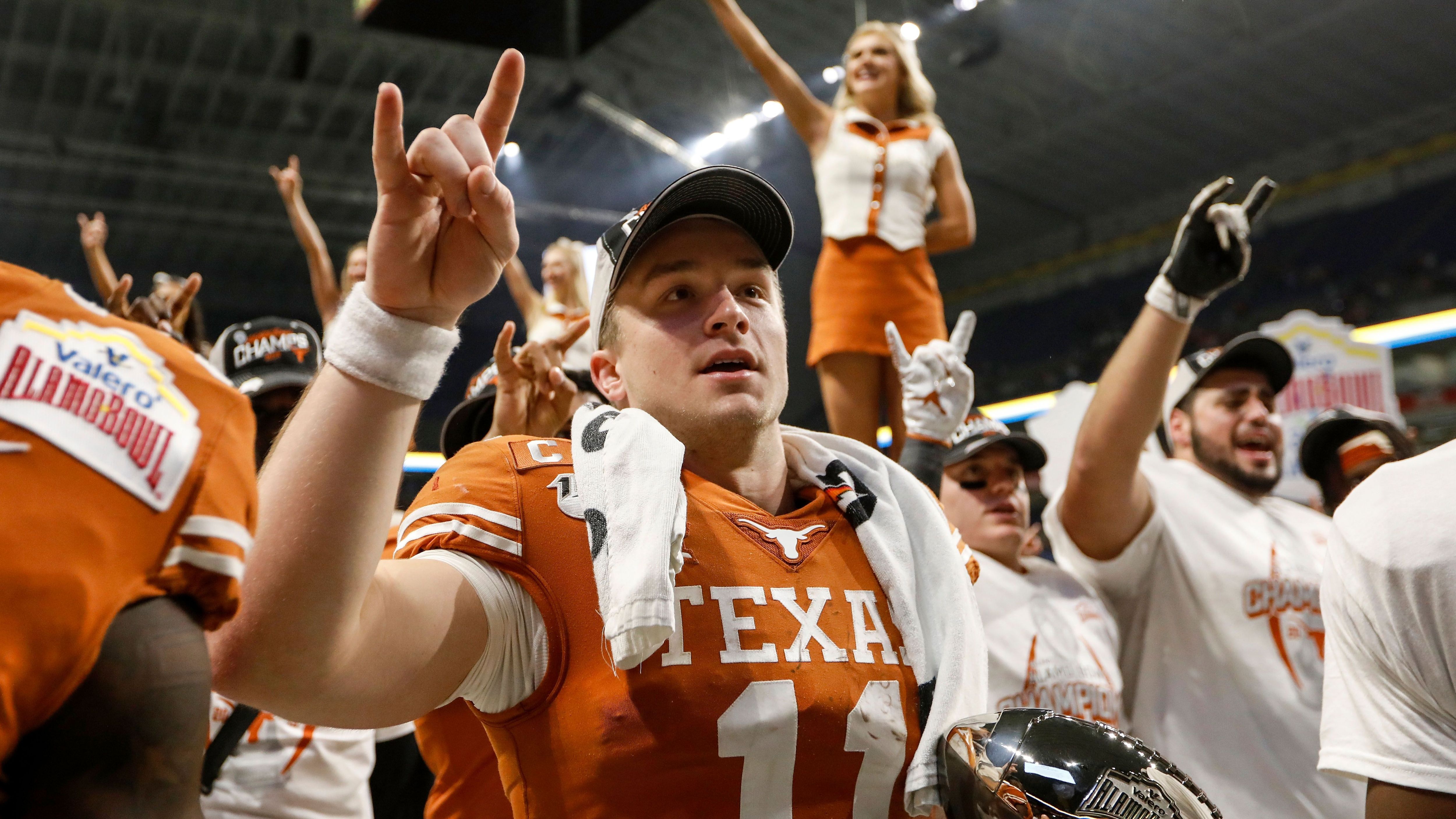 
                <strong>Sam Ehlinger (Texas Longhorns)</strong><br>
                Ehlinger ging mit hohen Erwartungen in die Saison 2020. Diese konnte der Quarterback der Texas Longhorns nicht immer bestätigen. Der 22-Jährige war oftmals zu ungenau und verfehlte offene Receiver. Dennoch besitzt Ehlinger Talent und stellte dies auch schon oft genug unter Beweis. Beim Senior Bowl (30. Januar) wird er die NFL-Scouts noch überzeugen müssen. Ehlinger könnte ein klassischer Pick für die späteren Runden sein, um zunächst hinter einem gestandenen Quarterback zu lernen. Die Atlanta Falcons sowie die New Orleans Saints wären daher für ihn eine gute Option.
              