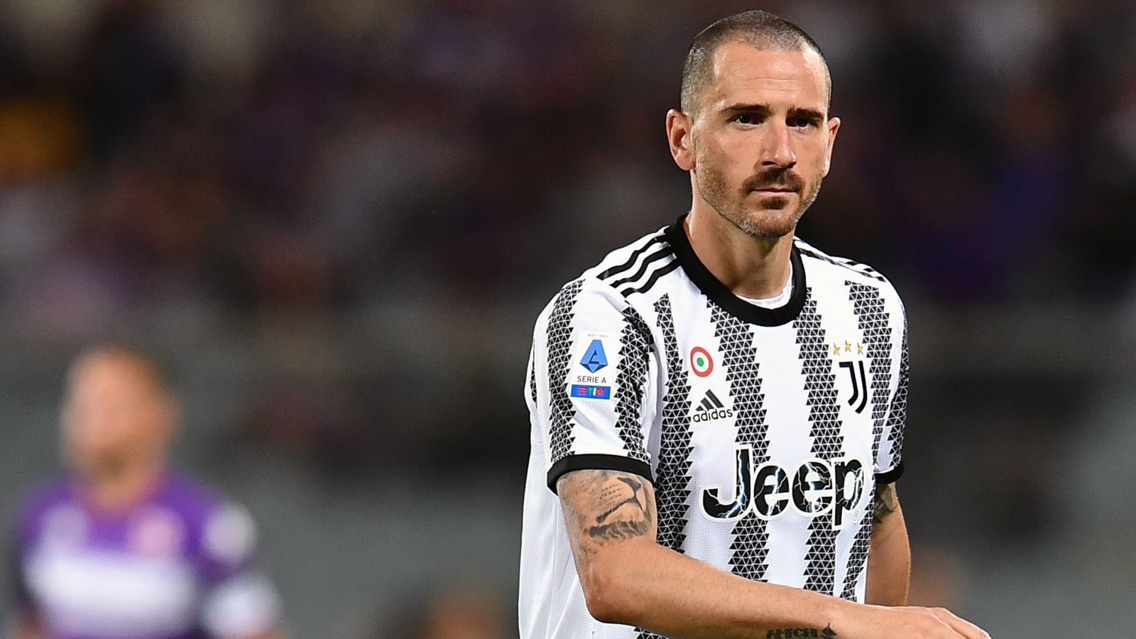 
                <strong>Platz 7 - Leonardo Bonucci</strong><br>
                &#x2022; <strong>Wechsel zu:</strong> Juventus Turin<br>&#x2022; <strong>Vorheriger Verein: </strong>AC Mailand<br>&#x2022; <strong>Alter zum Zeitpunkt des Wechsels: </strong>31 Jahre (August 2018)<br>&#x2022; <strong>Ablösesumme: </strong>35 Millionen Euro<br>
              