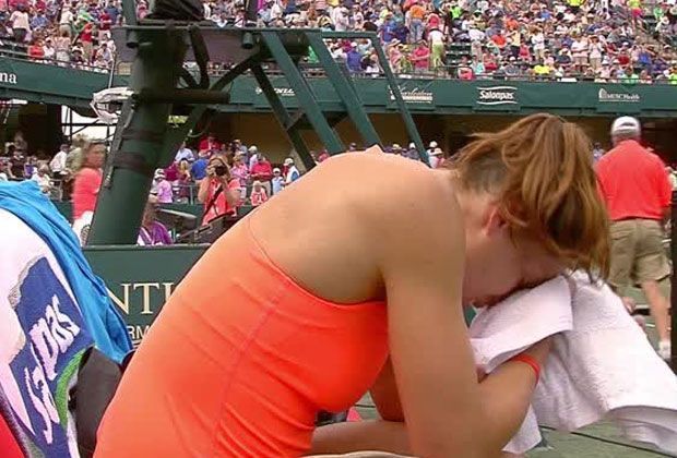 
                <strong>Tränen des Glücks</strong><br>
                Der emotionalste Moment des Turniers: Nach ihrem Sieg über Australian-Open-Halbfinalistin Eugenie Bouchard lässt Petkovic ihren Tränen freien Lauf. Gegen die Kanadierin macht sie den Finaleinzug perfekt. Im Endspiel muss sich Jana Cepelova aus der Slowakei geschlagen geben.
              