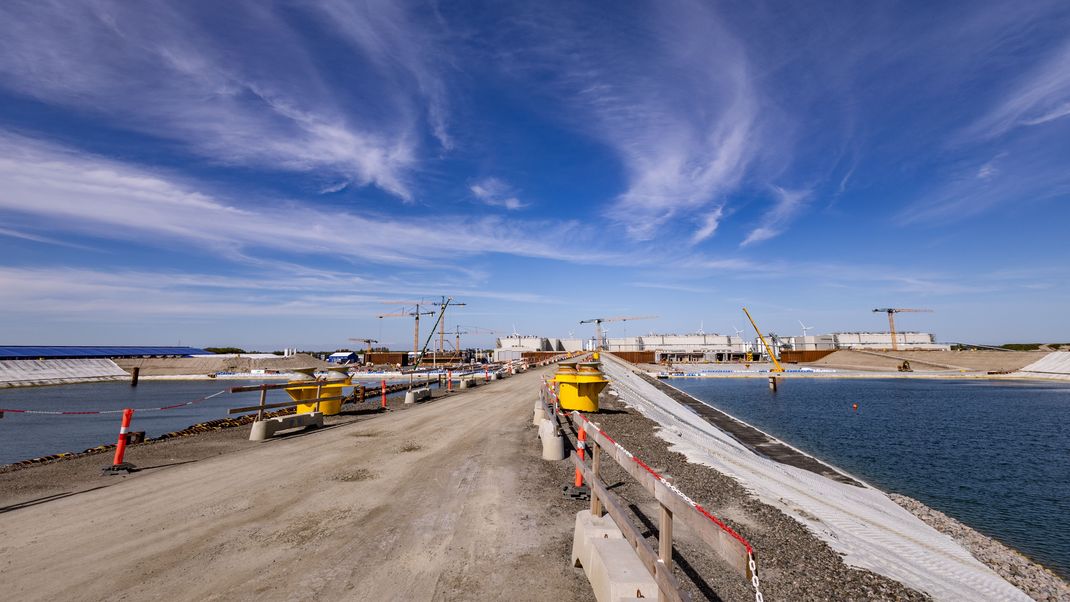 Techniker arbeiten im Hafen der Baustelle des Fehmarnbelt-Tunnels.&nbsp;