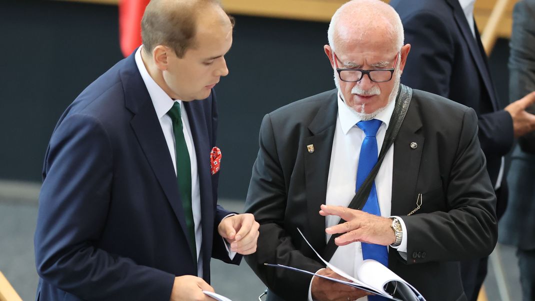 Jürgen Treutler (AfD, rechts), Alterspräsident des Landtags, und Torben Braga, parlamentarischer Geschäftsführer der AfD-Fraktion, unterhalten sich während der konstituierenden Sitzung des Thüringer Landtags.