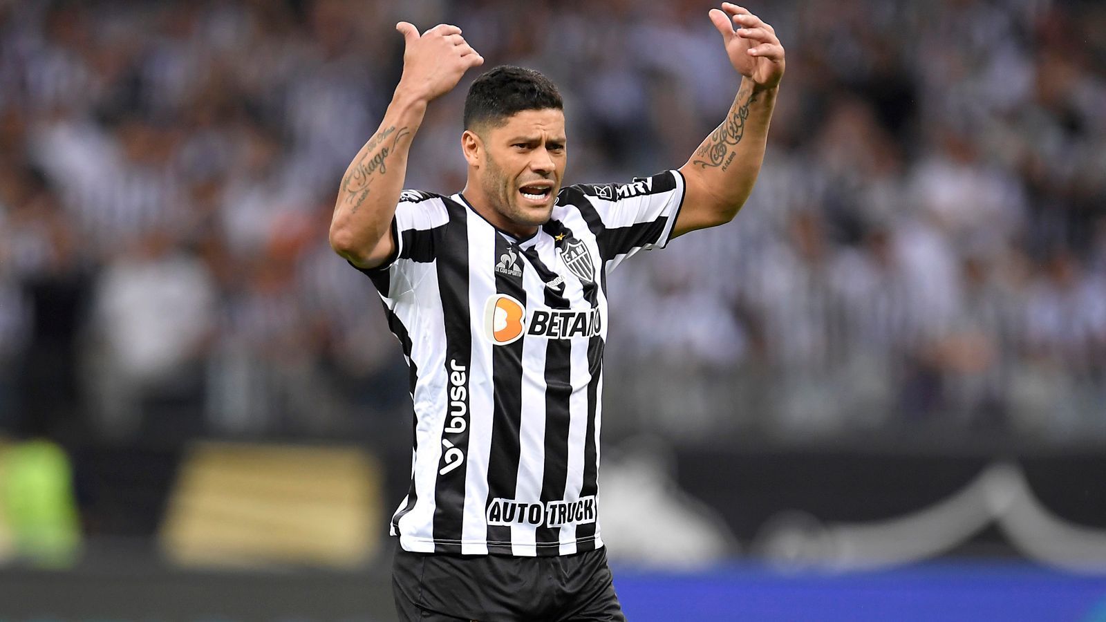 
                <strong>Hulk (Atletico Mineiro/Brasilien)</strong><br>
                An der Seite von Costa stürmt bei Atletico Mineiro mit Hulk ebenfalls ein routinierter Brasilianer, den Fans des europäischen Fußballs aus seiner Zeit bei Porto oder Zenit St. Petersburg bestens kennen dürften. Der schussstarke Offensivmann heuerte bereits im Februar 2021 bei Atletico Mineiro an und seine Verpflichtung entpuppte sich als Glücksfall für den Klub. Mit acht Toren und fünf Vorlagen ist er der beste Scorer des Klubs in der laufenden Serie-A-Saison. Privat sorgte Hulk, der von 2016 bis 2021 in China für Shanghai Port kickte, für Aufsehen, als zunächst bekannt wurde, dass er in einer Beziehung mit der Nichte seiner Ex-Frau ist. Mit ihr erwartet der 35-Jährige demnächst ein Kind. 
              